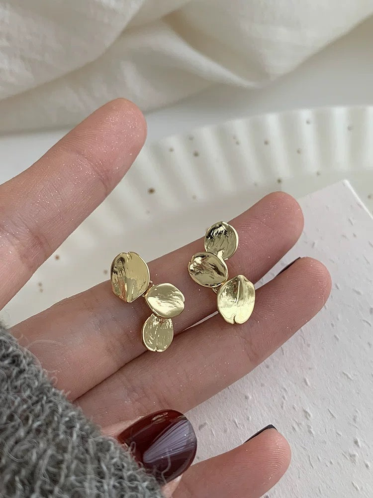 Asymmetric Golden Leaf Shape Dangling Earrings